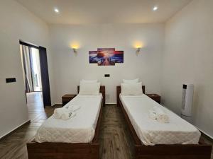 two beds in a small room with at Vahinn Resort in Fort Dauphin