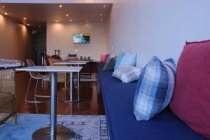 ein Wohnzimmer mit Kissen auf einem blauen Teppich in der Unterkunft Urbanight Boutique Hotel in Bloemfontein