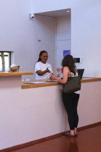 Eine Frau steht an einem Tresen vor einem Spiegel in der Unterkunft Urbanight Boutique Hotel in Bloemfontein