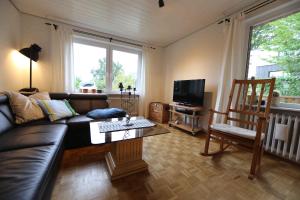 a living room with a couch and a coffee table at Ferienwohnung Am Hohen Berge in Lauenburg