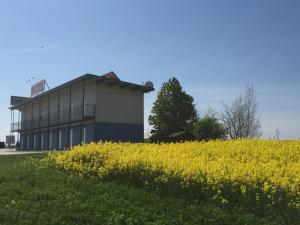 Budova, kde se motel nachází + 2 fotografie