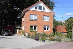 a brick house with a car parked in front of it at Ferienwohnung Am Hohen Berge in Lauenburg