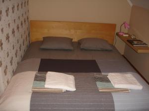 ブダペストにあるVendel Teraszのベッドルーム1室(ベッド1台、タオル2枚付)