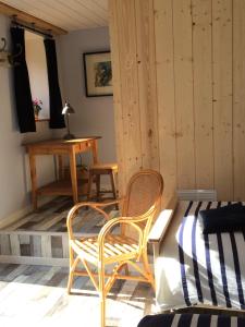 una camera con due sedie e un tavolo e una scrivania di Les Sittelles de Bamboche a Saint-Symphorien-sur-Coise