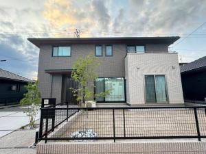 a house with a fence in front of it at Akikawa Toshima 2 プレミアム鉄骨 一棟貸切ヴィラ in Kumamoto