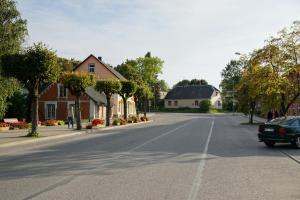 uma rua vazia numa pequena cidade com casas em Holiday Apartment em Alūksne
