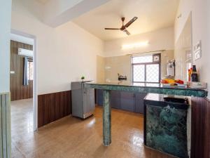 eine Küche mit großer Arbeitsfläche in einem Zimmer in der Unterkunft Palette Mountain Mist Villa | 2BHK | Jacuzzi | Pool | Lonavala in Lonavla