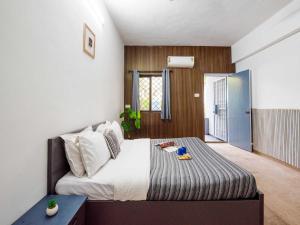 ein Schlafzimmer mit einem Kingsize-Bett in einem Zimmer in der Unterkunft Palette Mountain Mist Villa | 2BHK | Jacuzzi | Pool | Lonavala in Lonavla + 28 Fotos