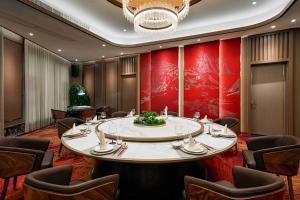 a conference room with a large table and chairs at Nanyang King's Gate Hotel in Guangzhou
