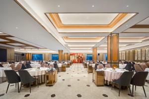 a banquet hall with tables and chairs in a room at Nanyang King's Gate Hotel in Guangzhou