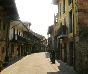 an empty alley with a christmas tree in the middle at Apartamentos Rurales La Villa de Piedra in Cartes