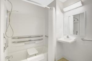 Bathroom sa Super 8 by Wyndham Lake George/Warrensburg Area