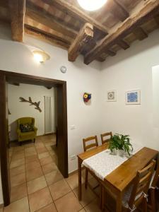 a kitchen and dining room with a table and chairs at Porta Mazzini Affittacamere in Iesi +50 photos