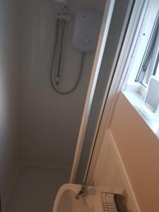 Bilik mandi di The Lily Pad apartment & Wrens Nest studio +13 gambar