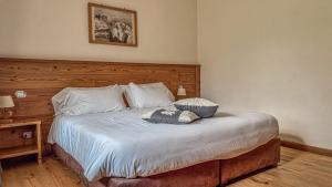 a bedroom with a bed with a wooden headboard at Appartamento Montagnards in Morgex