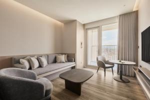 ein Wohnzimmer mit Sofa und Tisch in der Unterkunft Hotel UKETAMO in Taipeh