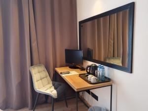 a room with a desk with a computer and a mirror at Villa Gold Poznań in Poznań