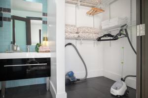 a bathroom with a sink and a mirror at Gorgeous Apartment 2-bedroom 2-bathroom in Los Angeles +34 photos