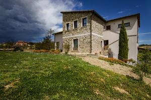 a house with a grassy yard in front of it at Agriturismo Cignale della Società Agricola Cignale srl in Penne