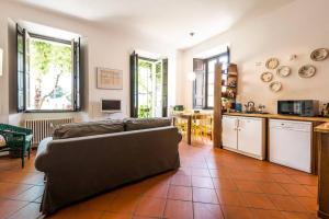 a living room with a couch and a kitchen at Terrace with a view! in Moltrasio