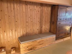 eine Sauna mit einer Bank in einer Holzwand in der Unterkunft ichi Mimitsu in Hyuga + 23 Fotos