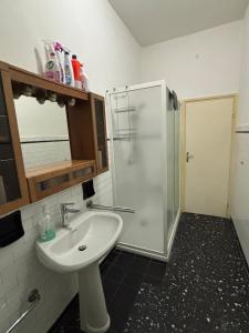 ein Badezimmer mit Waschbecken und Dusche in der Unterkunft Cleo Calla in Ancona + 29 Fotos