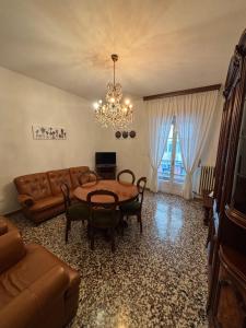 ein Wohnzimmer mit Sofa und Tisch in der Unterkunft Cleo Calla in Ancona