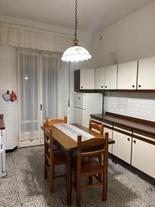 eine Küche mit einem Holztisch und Stühlen in der Unterkunft Cleo Calla in Ancona