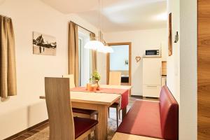 een keuken en eetkamer met een tafel en stoelen bij Haus Bergfrieden in Kaunertal
