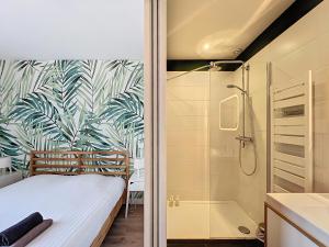 a bathroom with a shower and a bed and a shower at Le Forum - Appartement rare - Parking privé - Centre - Reims in Reims +31 photos