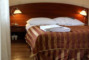 - une chambre avec un lit doté d'une tête de lit en bois dans l'établissement Pensjonat Perła Polanicy, à Polanica-Zdrój
