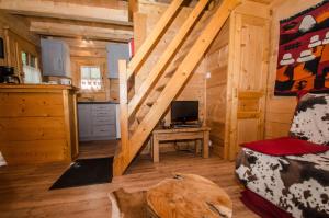 una sala de estar con una escalera en una cabaña de madera en Chalet Sépia, en Chamonix-Mont-Blanc