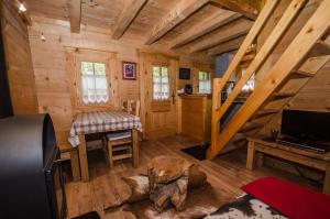 una sala de estar con una escalera en una cabaña de madera en Chalet Sépia, en Chamonix-Mont-Blanc