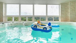 a pool with a toy boat in the water at Pocheon luxjay pet Pension in Pocheon