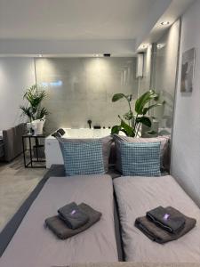 a room with two beds and a bath tub at Ferienwohnung Relax - mit Whirlpool & Sauna in Medebach