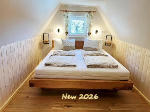 a bedroom with a large bed in the attic at Almhütte Ödenhübl in Katschwald