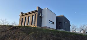ein Gebäude, das auf einem Hügel thront in der Unterkunft Avabi Concept in Nenciu