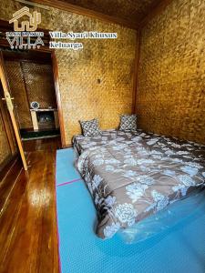 a bedroom with a large bed in a room at Villa zann kaktus in Nempel