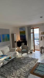 a living room with a bed and a piano at Ich kenne ein Haus am Meer in Putbus