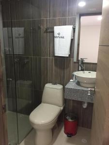 een badkamer met een toilet en een wastafel bij Hotel Med 70 in Medellín