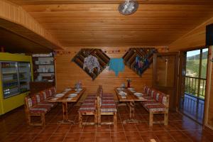 een eetkamer met een lange tafel en stoelen bij Hamsiköy Seyirtepe Butik Otel in Hamsikoy