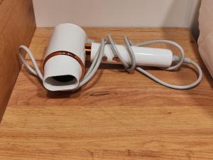 a couple of white speakers on a wooden floor at Manere commoda in Šiauliai