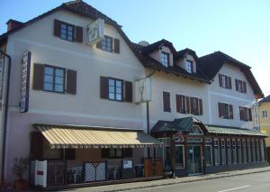 um grande edifício branco no lado de uma rua em Hotel Seltenriegel em Wies