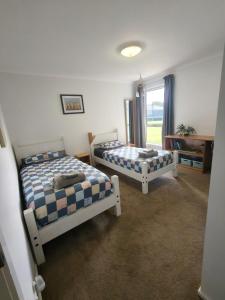 a bedroom with two beds and a window at Brightwater Beauty in Brightwater