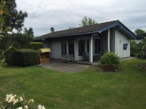 a small house with a porch and a yard at Haus H7 in Großwürden