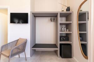 a room with a closet with a mirror and a chair at Le Valli in Pellestrina