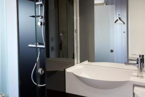 Un baño de The Z Hotel City