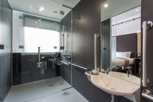 Un baño de The Z Hotel City