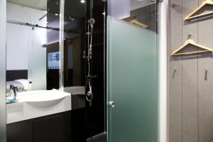 Un baño de The Z Hotel City