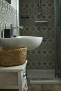 a bathroom with a sink and a shower at Il Gelsomino in Roseto degli Abruzzi